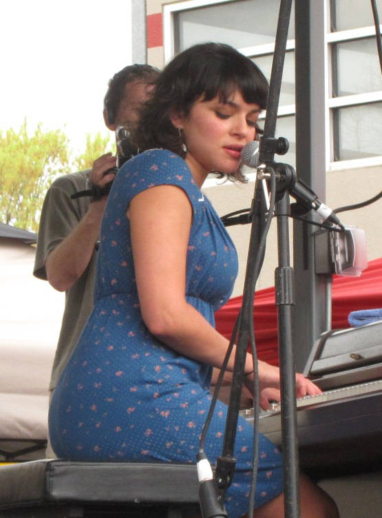 I see this picture of Norah Jones' fat butt. 